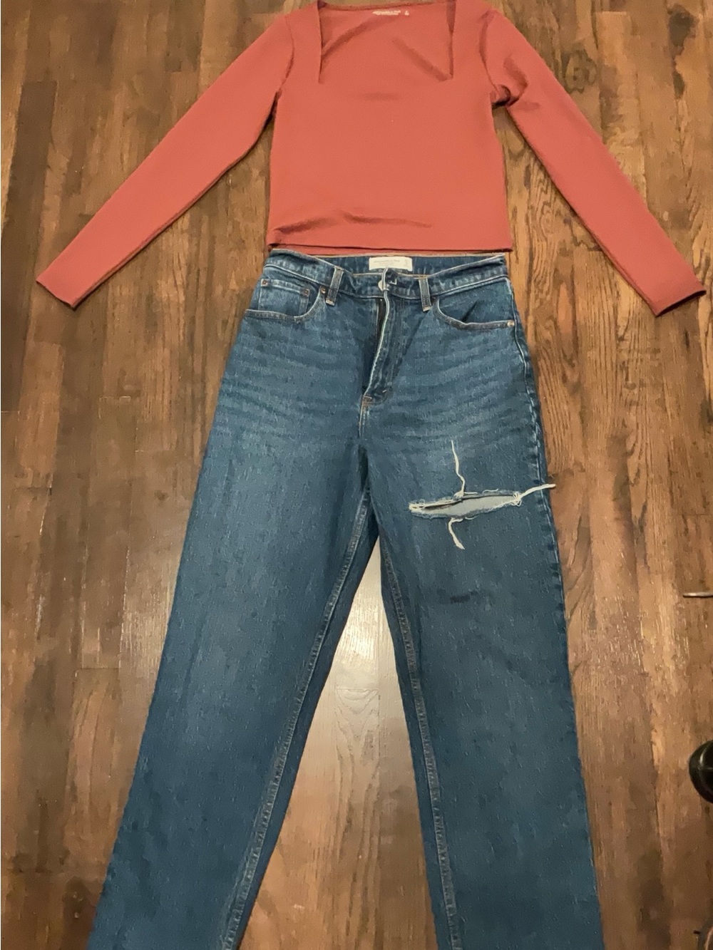 Abercrombie & Fitch Outfit- long sleeve crop top and high-rise jeans